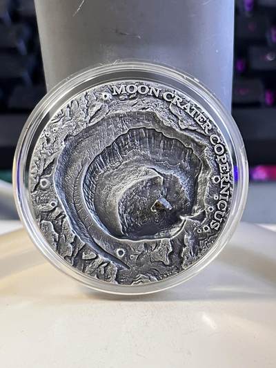 第170期拍卖【长期征集拍品】 - 纽埃2019年宇宙星坑1哥白尼环形山镶月球陨石银币，999银，发行666枚
