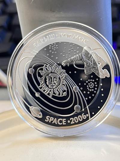 第170期拍卖【长期征集拍品】 - 哈萨克斯坦2006年太空系列宇航员银钽双金属纪念币，有氧化，26.8克，发行4000枚