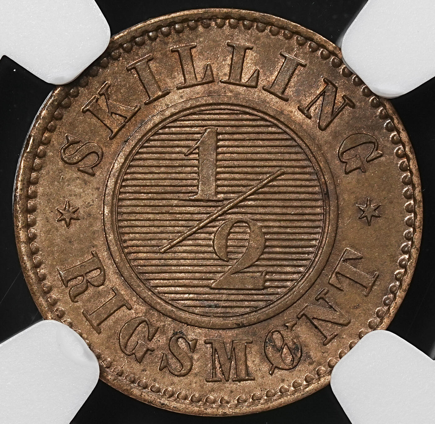 修遠堂世界钱币第八十期 NGC MS62BN 1868年丹麦1/2 SKILLING RIGSMONT铜币