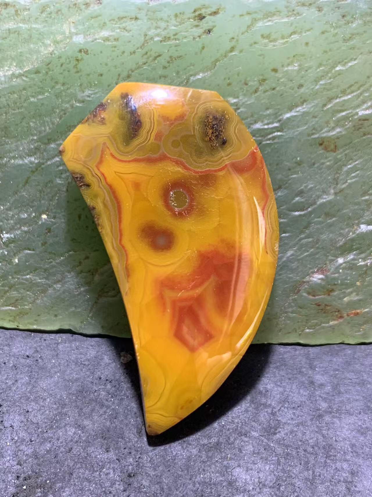 精美罕见高玉化草花纹战国红玛瑙牙形吊坠一个，