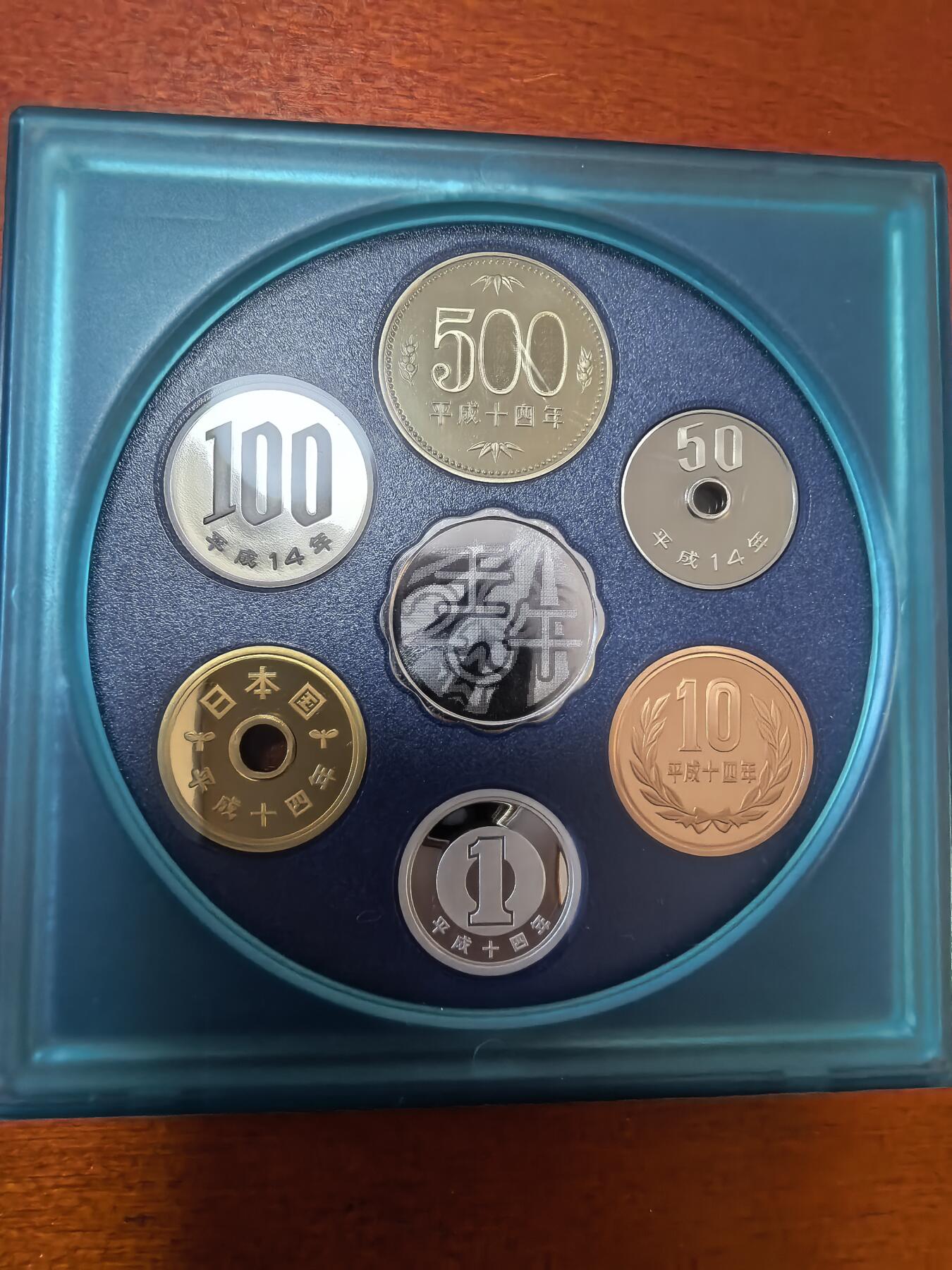 长老汇蛇年精选第三十四场拍卖 2002日本科技系列之一6枚精制币套装小方盒，含银质梅花形银章1枚