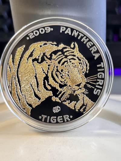 第170期拍卖【长期征集拍品】 - 哈萨克斯坦2009年濒危老虎镶嵌钻石镀金纪念银币，925银镀金，1盎司，发行量13000枚
