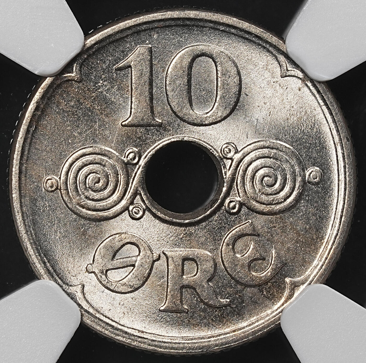 修遠堂世界钱币第八十期 NGC MS66 1940年丹麦中孔10欧尔