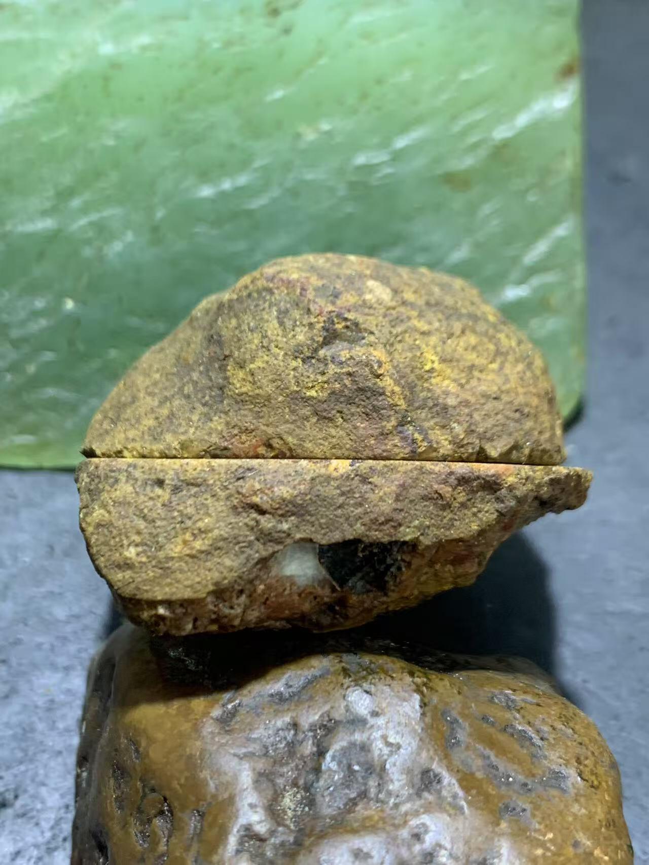 精美亚光原皮草花纹战国红玛瑙对切原石摆件一对