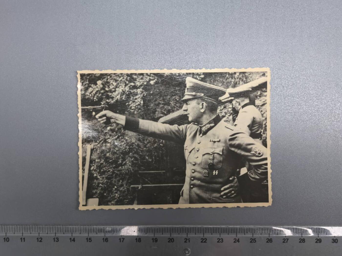 小驴勋章奖章收藏8月9日星期六晚18点拍卖（有偿代拍送拍规则在简介最后，店主微信码在最后一拍品，参拍须阅读规则后再参拍，关系到运费包装发货时效真假辨别等关键信息，送拍规则在介绍最后面） 德三老照片，警察将官射击题材。苏联缴获胶卷冲印，用于博物馆档案馆。