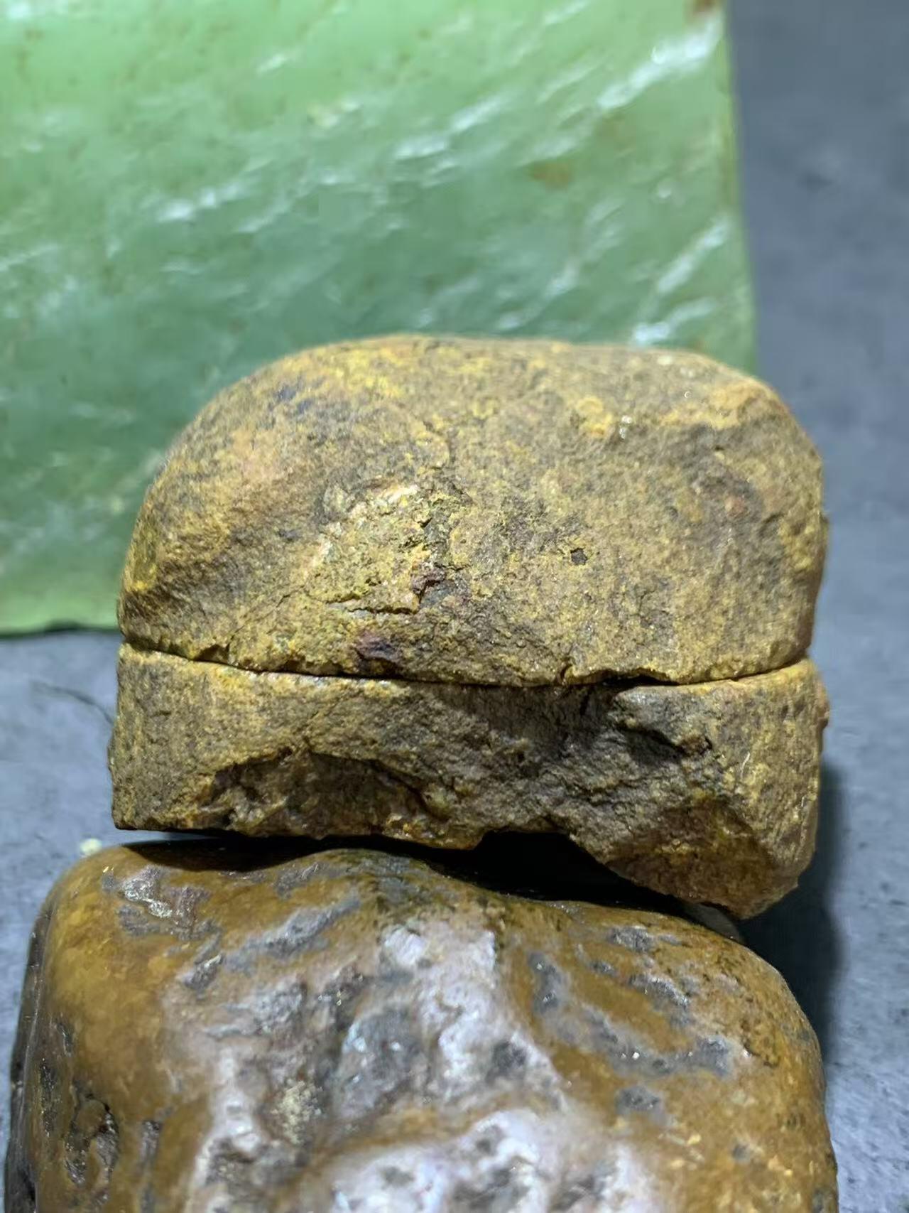 精美亚光原皮草花纹战国红玛瑙对切原石摆件一对