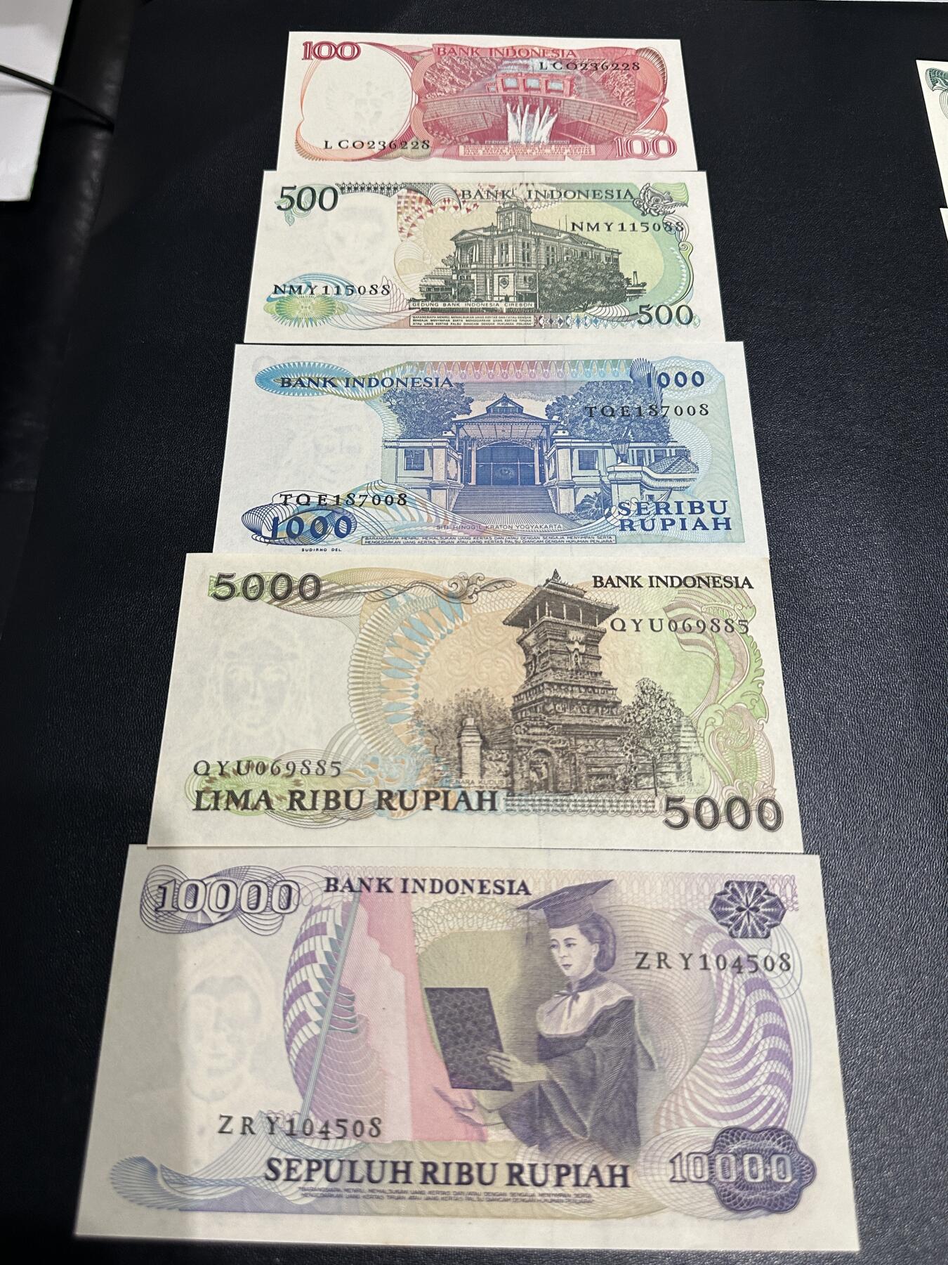 《外钞收藏家》第五百五十五期（本期有精品评级币、丰富裸币套币）（本平台长期征集拍品、欢迎藏友们联系合作） 印度尼西亚1984-88年系列5张一套（100-1万卢比）UNC （5000边上有轻微潮点）