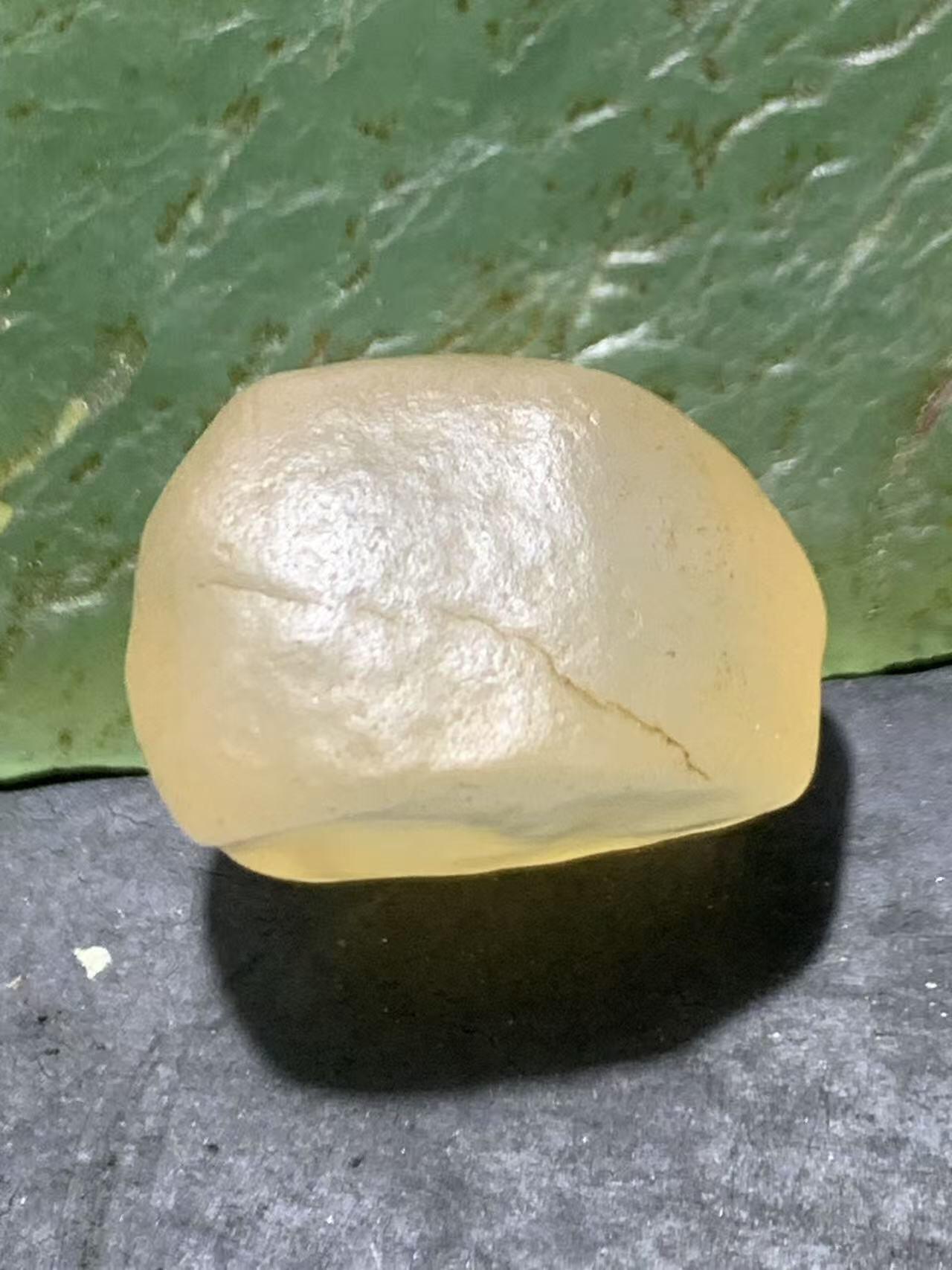 放福利！精美天然阿拉善白玛瑙原石戒面一颗