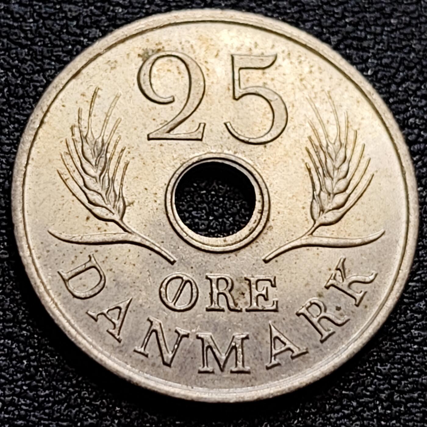 泉币菌-第76场-各国散币场 丹麦1972年25欧尔中孔镍币 玛格丽特二世花押 