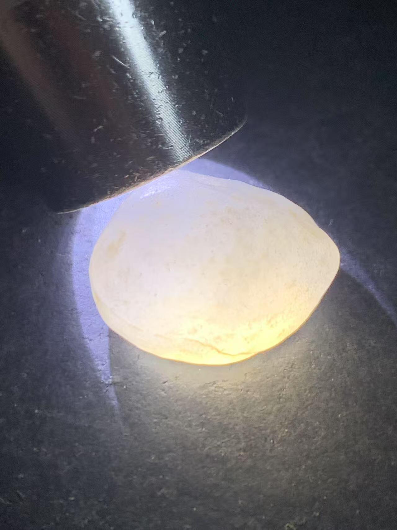 放福利！精美天然阿拉善白玛瑙原石戒面一颗