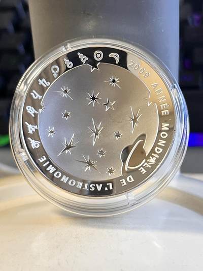 第170期拍卖【长期征集拍品】 - 法国2009年国际天文年登月40周年凹凸异形纪念银币，900银，22.2克，币有氧化，发行10000枚，塑料盒有裂痕，