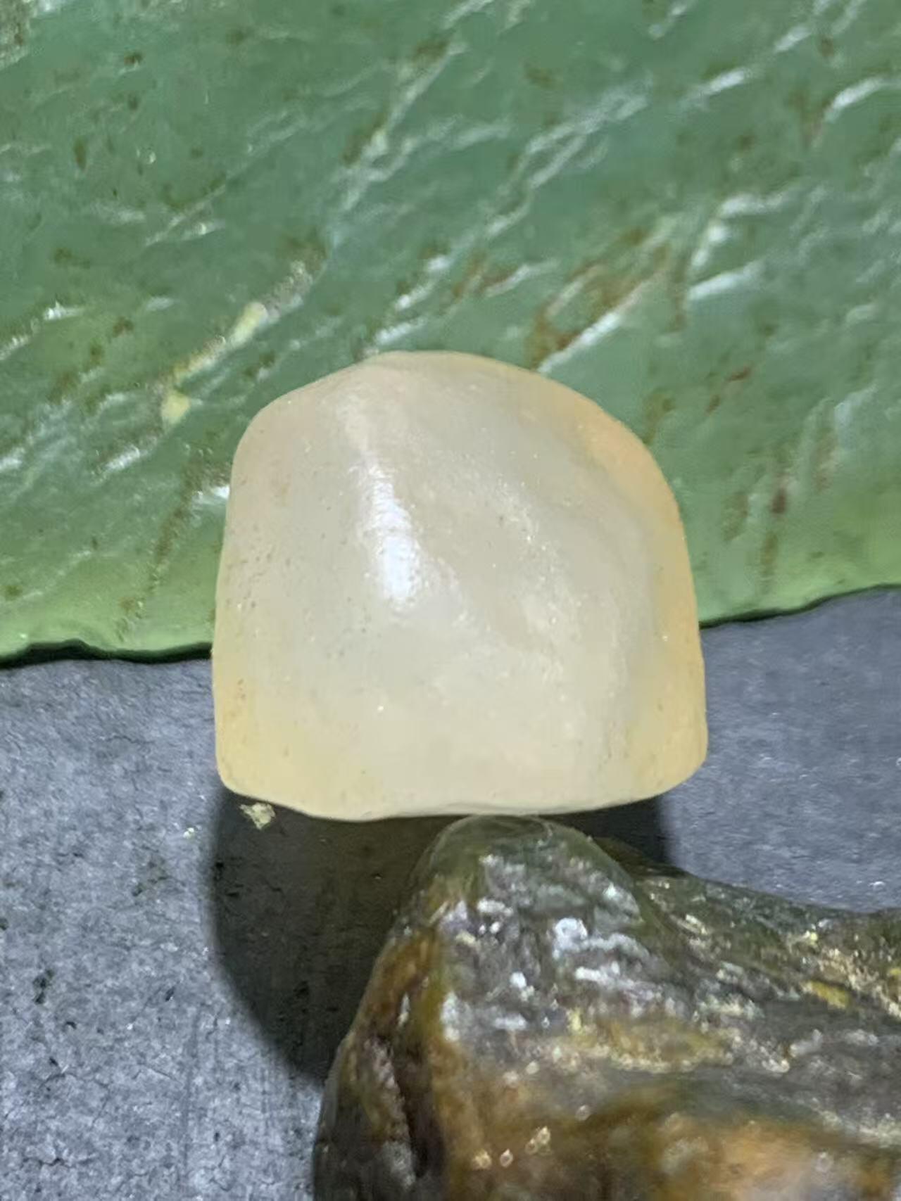 放福利！精美天然阿拉善白玛瑙原石戒面一颗