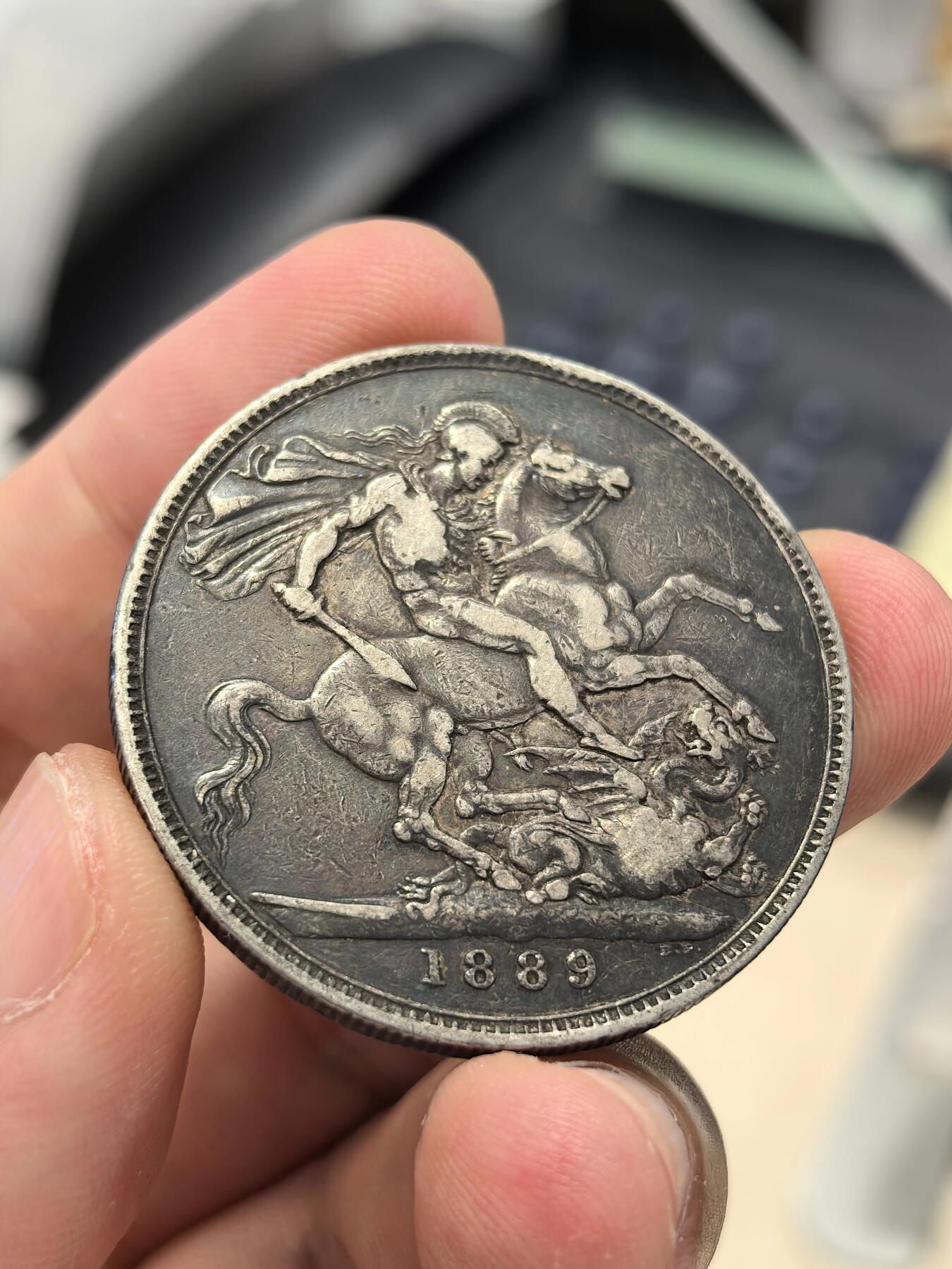 博洋堂世界钱币拍卖第134期（全场包邮） 英国1889维多利亚女王高冠马剑银币，很有味道的欧洲黑包浆，老彩老味道，流通好品，边有小磕