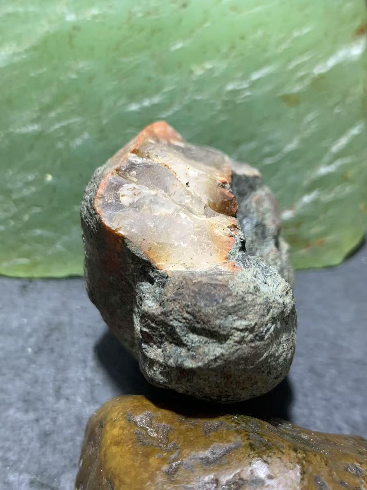 精美原皮荔枝冻飘柿子红大开窗料南红玛瑙原石一颗，