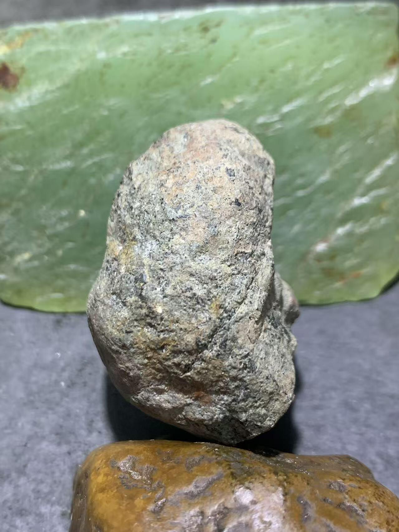 精美原皮荔枝冻飘柿子红大开窗料南红玛瑙原石一颗，
