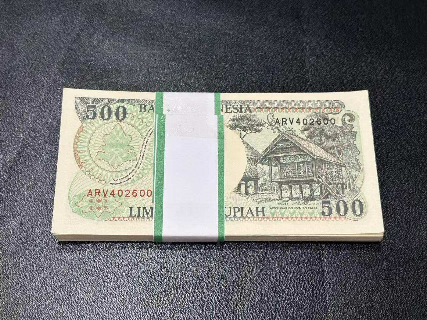 《外钞收藏家》第五百五十五期（本期有精品评级币、丰富裸币套币）（本平台长期征集拍品、欢迎藏友们联系合作） 印度尼西亚1992年500 卢比一刀百连（仅第一张有黄斑（有裁剪），后面有两张极小的黄点；珍惜物种—红毛猩猩） 	UNC