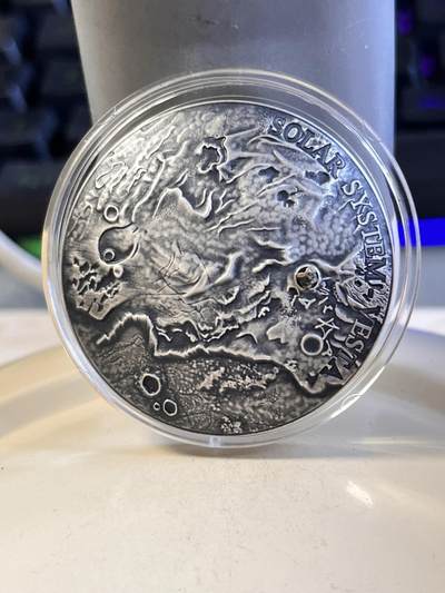 第170期拍卖【长期征集拍品】 - 纽埃2018年太阳系系列4镶嵌灶神星4664陨石银币，999银，发行686枚