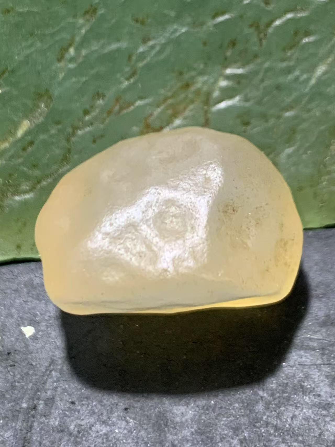 放福利！精美天然阿拉善白玛瑙原石戒面一颗