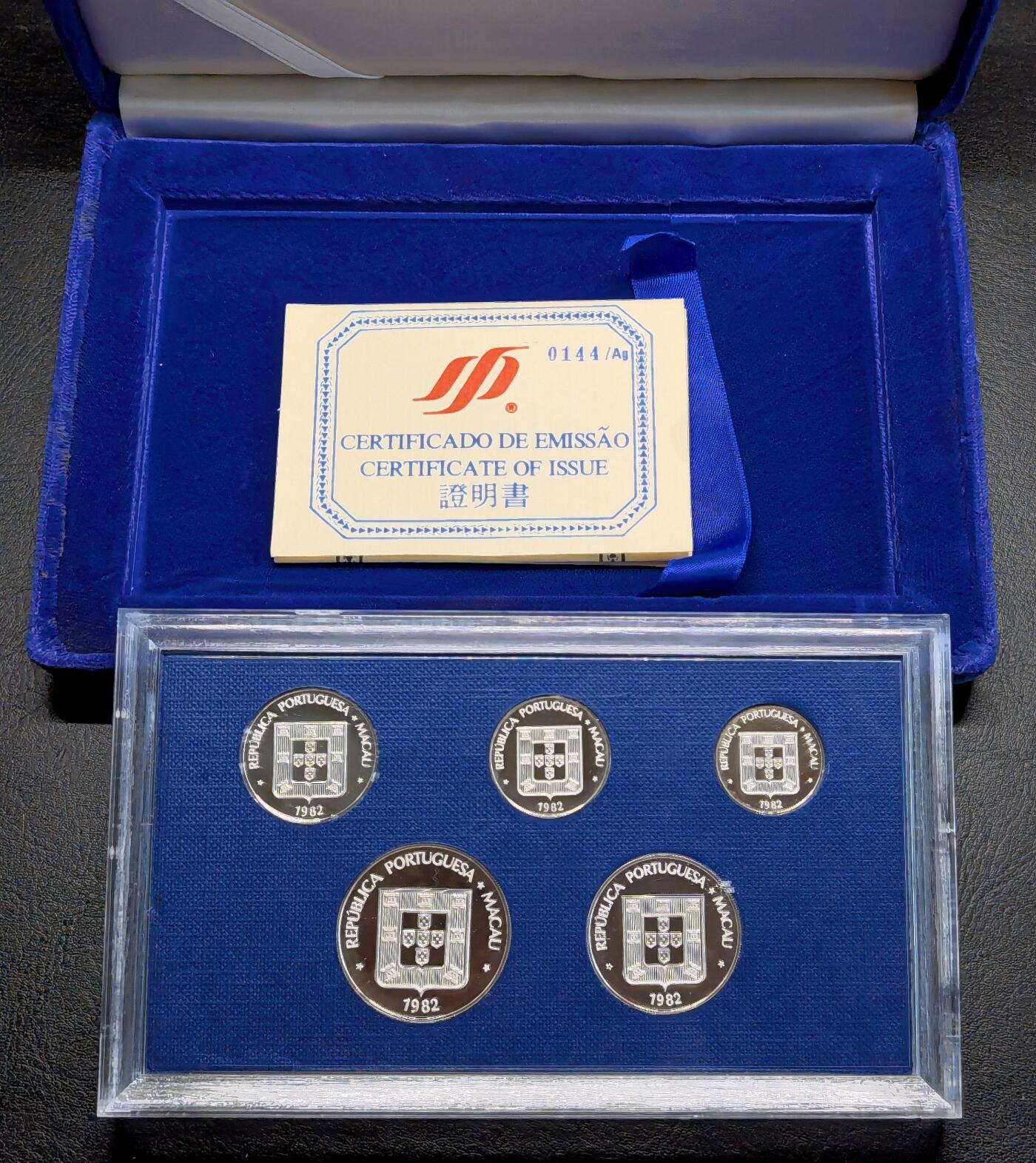 凡希社世界钱币微拍第三百零九期 1982中国澳门龙纹双鱼福禄寿全银版精铸PS，原厂卡装附绒盒证书。