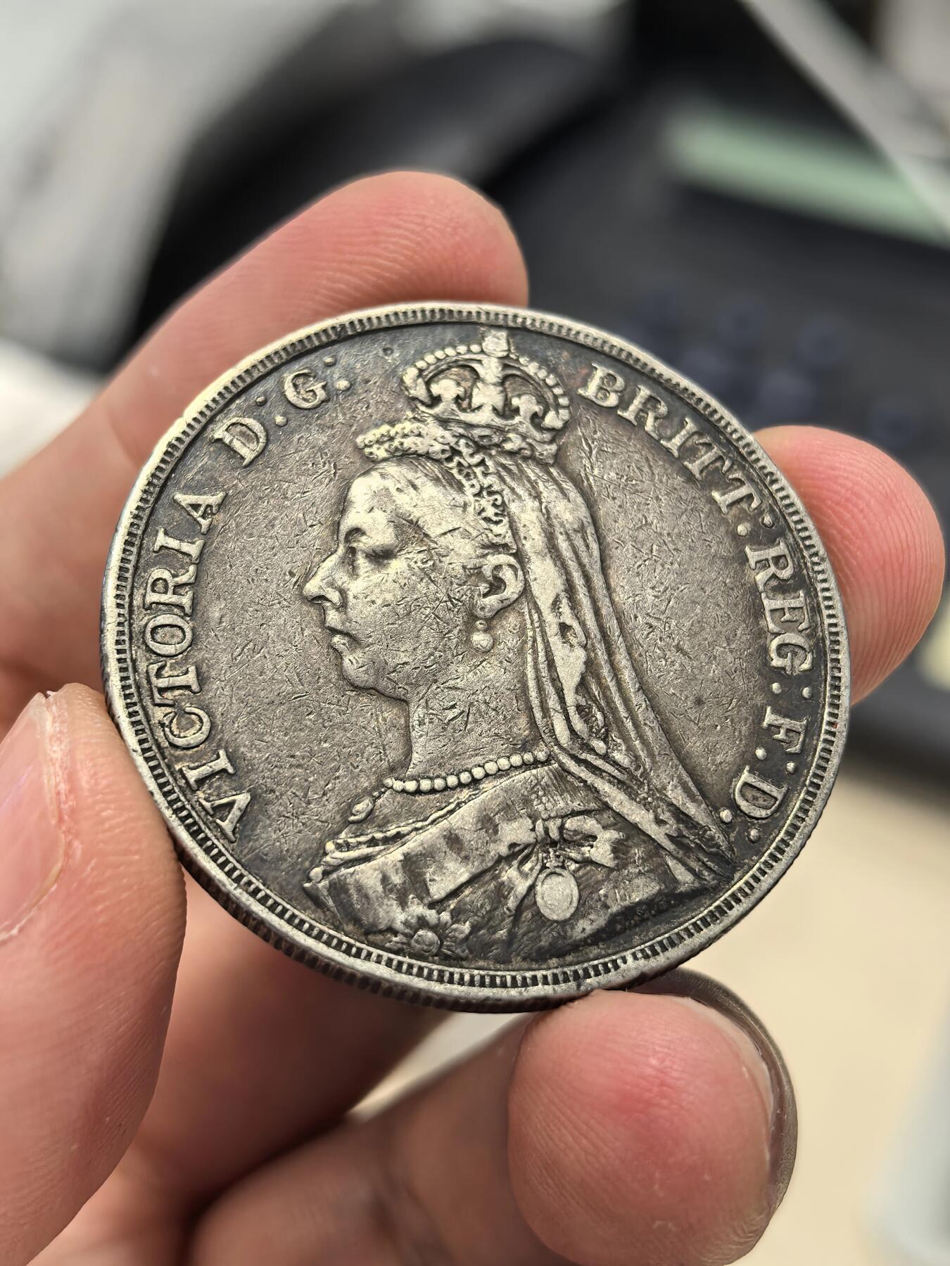 博洋堂世界钱币拍卖第134期（全场包邮） 英国1889维多利亚女王高冠马剑银币，很有味道的欧洲黑包浆，老彩老味道，流通好品，边有小磕
