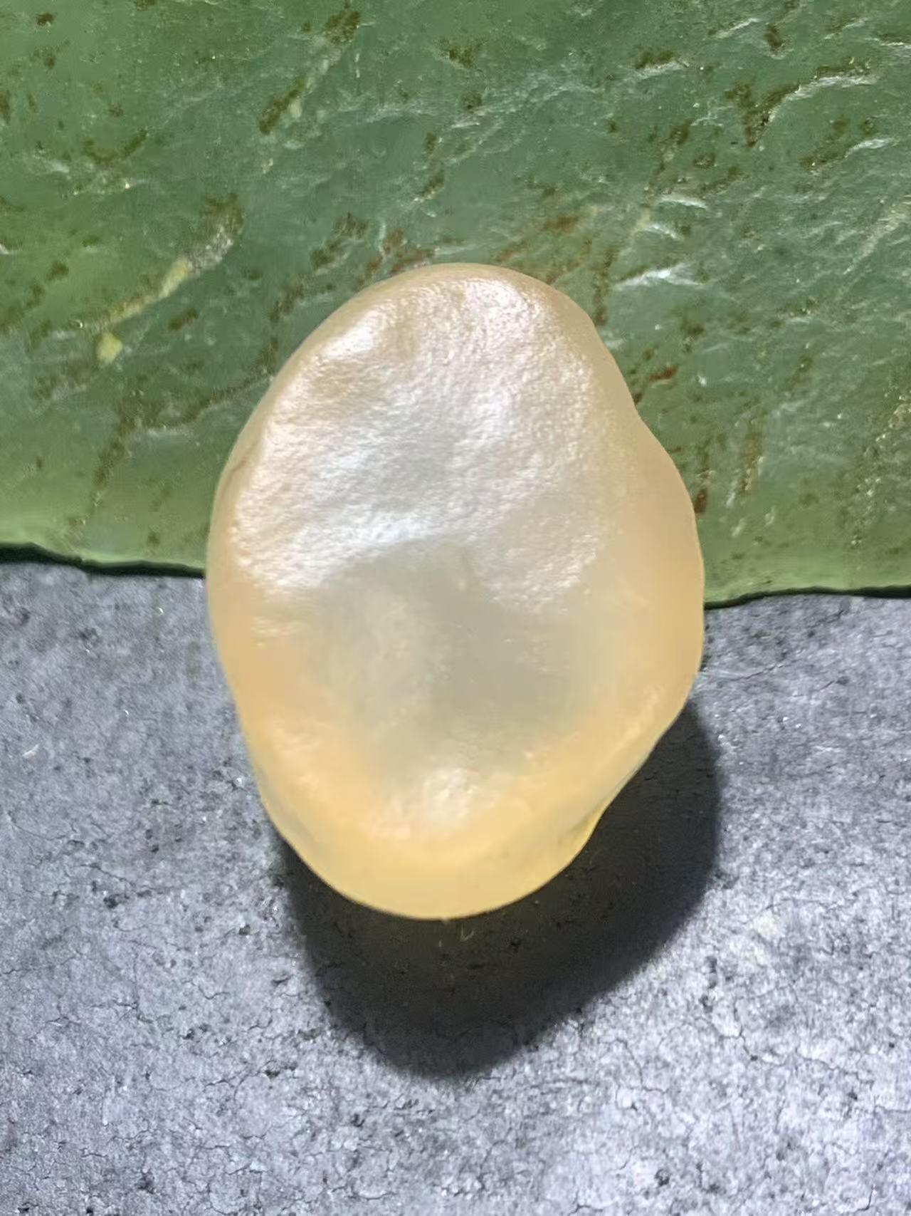 放福利！精美天然阿拉善白玛瑙原石戒面一颗