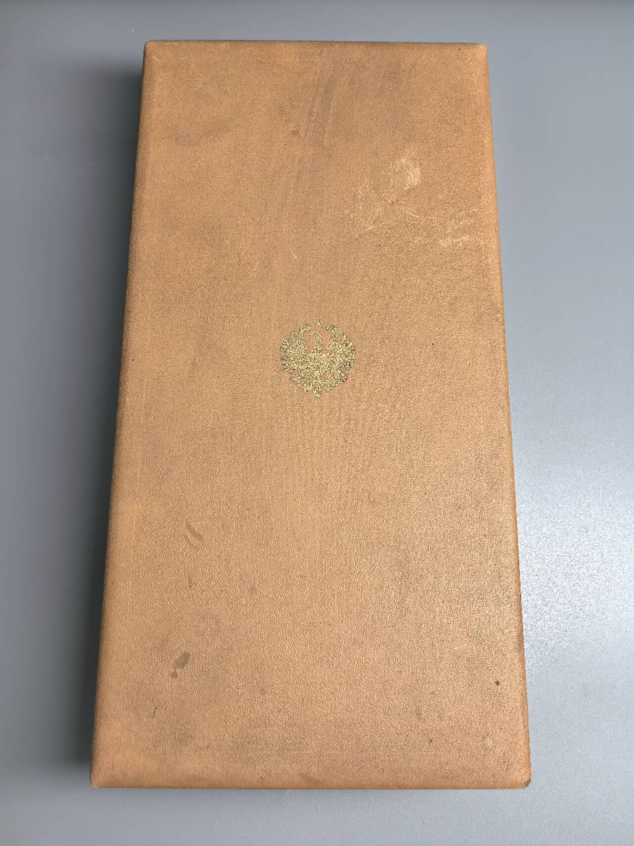 小驴勋章奖章收藏8月9日星期六晚18点拍卖（有偿代拍送拍规则在简介最后，店主微信码在最后一拍品，参拍须阅读规则后再参拍，关系到运费包装发货时效真假辨别等关键信息，送拍规则在介绍最后面） 希腊王国大十字级凤凰勋章，最高级别大绶带原盒，星芒章（银质部分鎏金）背后打标，挂章大绶挂环拿取时小心掉落磕碰