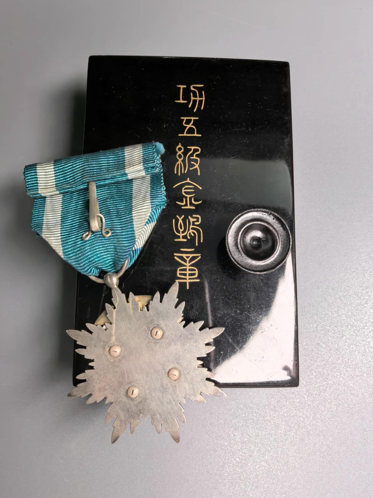 小驴勋章奖章收藏8月9日星期六晚18点拍卖（有偿代拍送拍规则在简介最后，店主微信码在最后一拍品，参拍须阅读规则后再参拍，关系到运费包装发货时效真假辨别等关键信息，送拍规则在介绍最后面） 功五级金鵄章带盒带略，银质镀金七宝烧，七宝烧完整