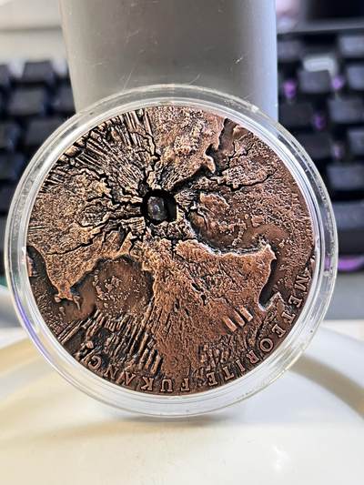 第170期拍卖【长期征集拍品】 - 纽埃2018年陨石世界系列1富康陨石高浮雕2盎司仿古纪念银币带证书，999银，发行666枚