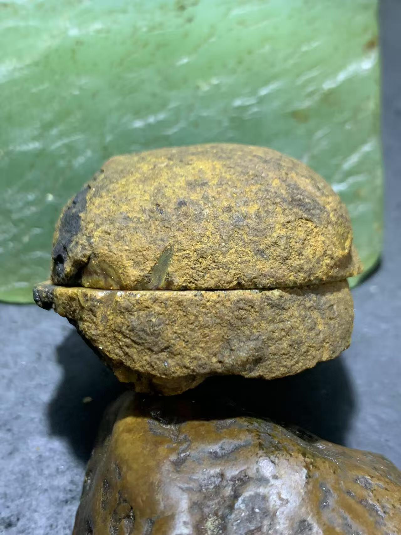 精美亚光原皮草花纹战国红玛瑙对切原石摆件一对