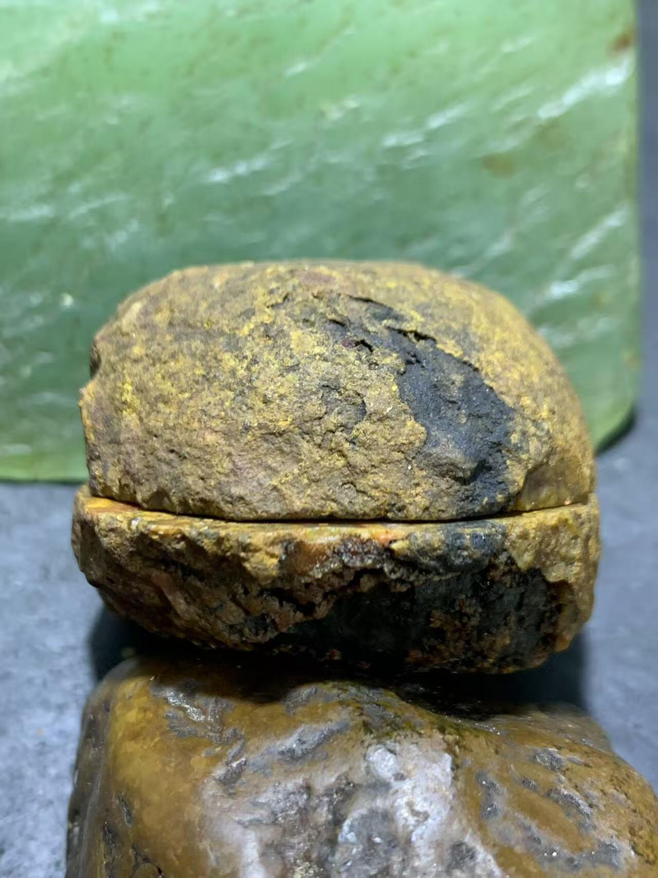 精美亚光原皮草花纹战国红玛瑙对切原石摆件一对