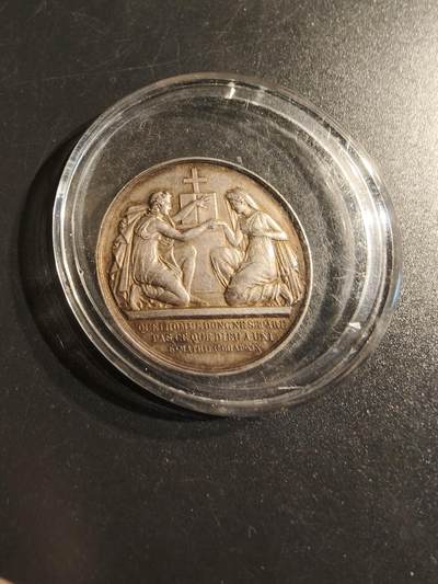 老王徽章第141期 - 法国婚章   带塑料盒    1861年实发带背铭    直径32mm   重量13.5g   手指边铭    
