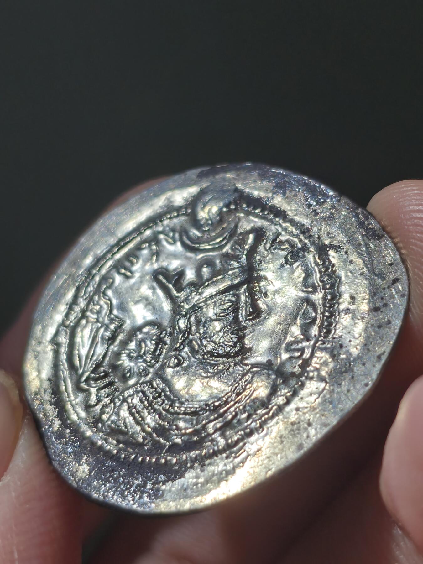 星盘世界钱币八月十六日古典币精品专场，本场全部老孙严选精品 极品！老孙自藏极品窖藏原坑黑锈未流通瓦赫兰五世银币，ms品相非常精美，正面国王头像和祭坛上头像都十分清晰，非常难得的品相