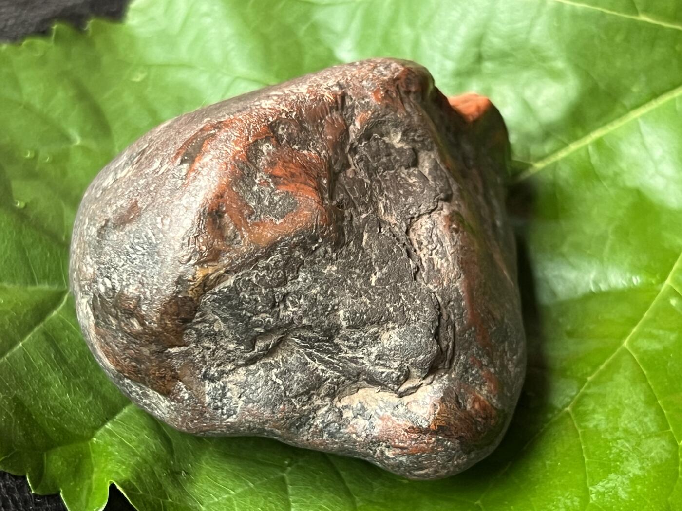 零元拍：南红玛瑙手把石，凉山九口料。约164克，料形完整，开口柿子红，纯天然，独一无二的（天然原石不可避免有瑕疵，裂纹，介意勿拍）因为拍照环境以及光线的变化，颜色以实物为准。成品很美丽，原石亦魅力无穷。