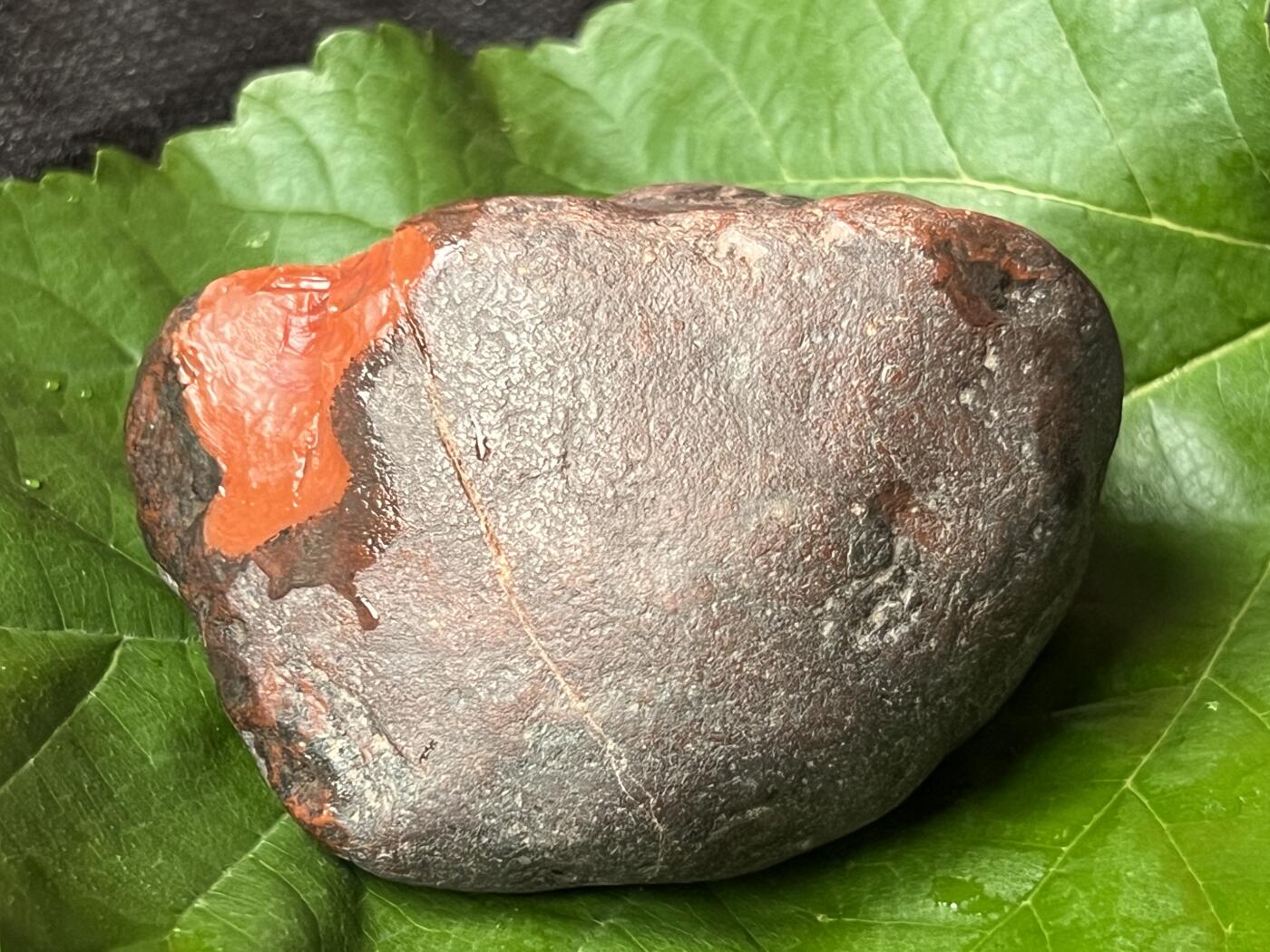 零元拍：南红玛瑙手把石，凉山九口料。约164克，料形完整，开口柿子红，纯天然，独一无二的（天然原石不可避免有瑕疵，裂纹，介意勿拍）因为拍照环境以及光线的变化，颜色以实物为准。成品很美丽，原石亦魅力无穷。