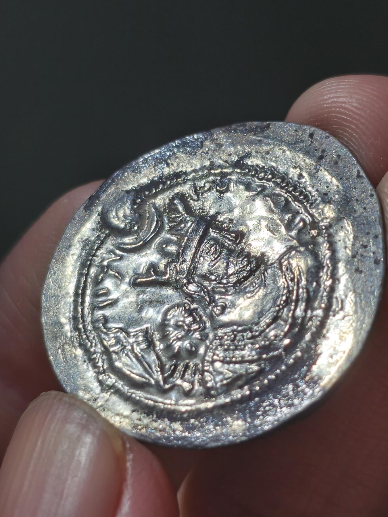 星盘世界钱币八月十六日古典币精品专场，本场全部老孙严选精品 极品！老孙自藏极品窖藏原坑黑锈未流通瓦赫兰五世银币，ms品相非常精美，正面国王头像和祭坛上头像都十分清晰，非常难得的品相