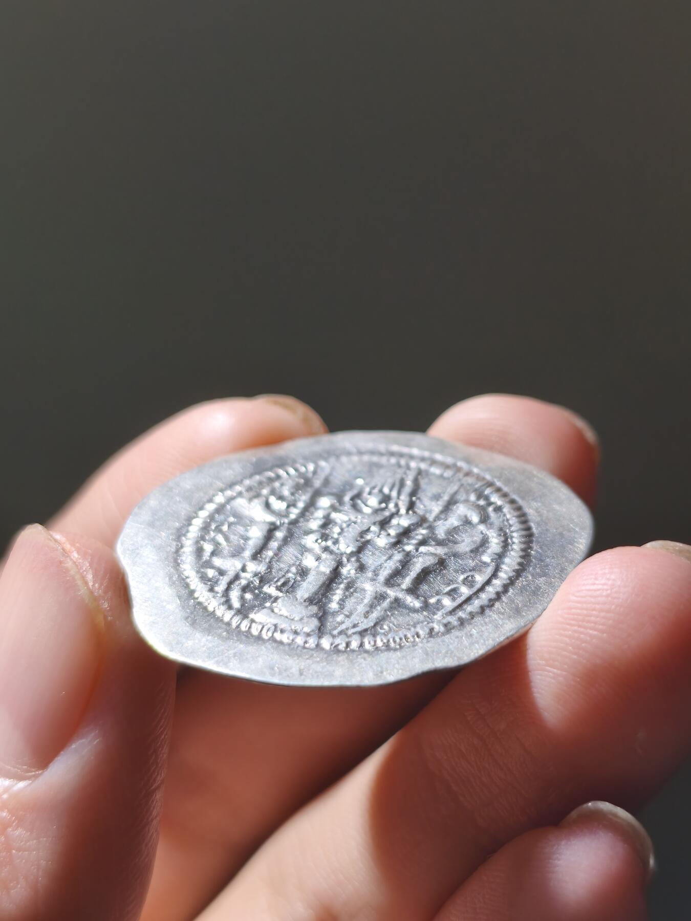 星盘世界钱币八月十六日古典币精品专场，本场全部老孙严选精品 萨珊帝国瓦赫兰五世银币品相十分漂亮，这一枚光度特别好，我认为非常优美的光泽，而且难得的是，这一枚大小达到了30毫米