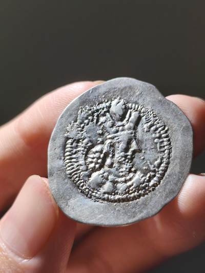 星盘世界钱币八月十六日古典币精品专场，本场全部老孙严选精品 - 萨珊帝国瓦赫兰五世银币品相十分漂亮，这一枚光度特别好，我认为非常优美的光泽，而且难得的是，这一枚大小达到了30毫米