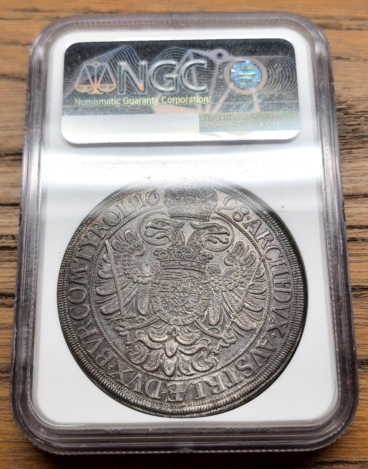 凡希社世界钱币微拍第三百零九期 【NGC-MS63冠军分】1698神罗利奥波德桂冠大卷毛泰勒大银，欧陆传世灰彩，细节惊人，神罗泰勒标准器，N冠军分，绝对不可多得的压箱底极品！DAV3230，背权杖双头鹰。（视频参考）