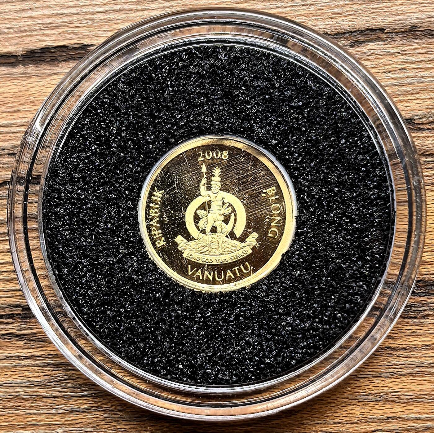 凡希社世界钱币微拍第三百零九期 2008瓦努阿图苏格拉底20vatu小金币全品，0.5g，999金。