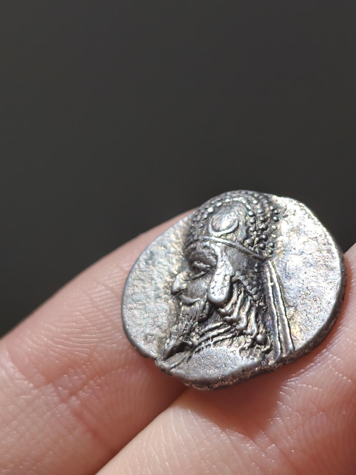 星盘世界钱币八月十六日古典币精品专场，本场全部老孙严选精品 超高浮雕！波西斯大流士二世一德拉克玛，背祭司祭拜拜火教祭坛，高浮雕极其精美的近乎立体甚至割手，波西斯一德十分稀少，大约公元前一世纪，非常惊人的打制工艺