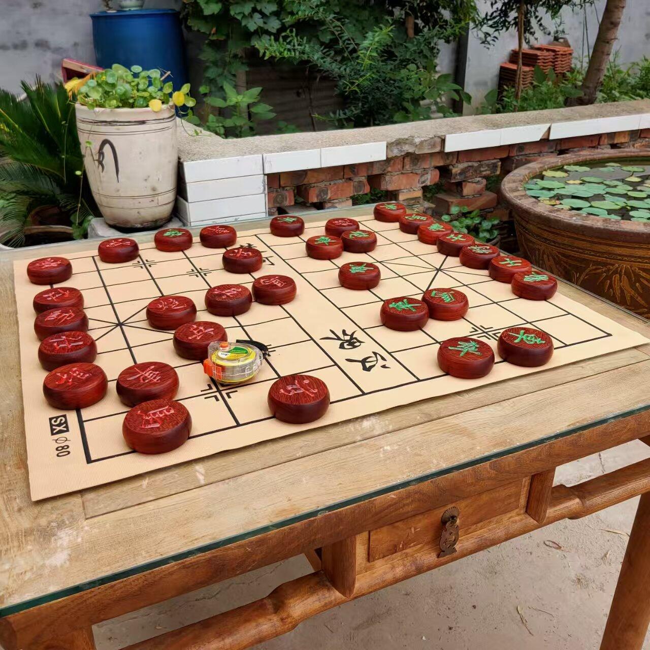 定制款特大红木象棋，单个直径达到7cm，棋盘也是定制的，保真红木老料，厚重不开裂。