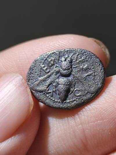 星盘世界钱币八月十六日古典币精品专场，本场全部老孙严选精品 - 爱奥尼亚以弗所城。约公元前500-420年铸造。古风版1德拉克马？(银质，16毫米，3.02克)。正面字母意思爱奥尼亚和以弗所。铸造精良极为罕见打制极其完美。