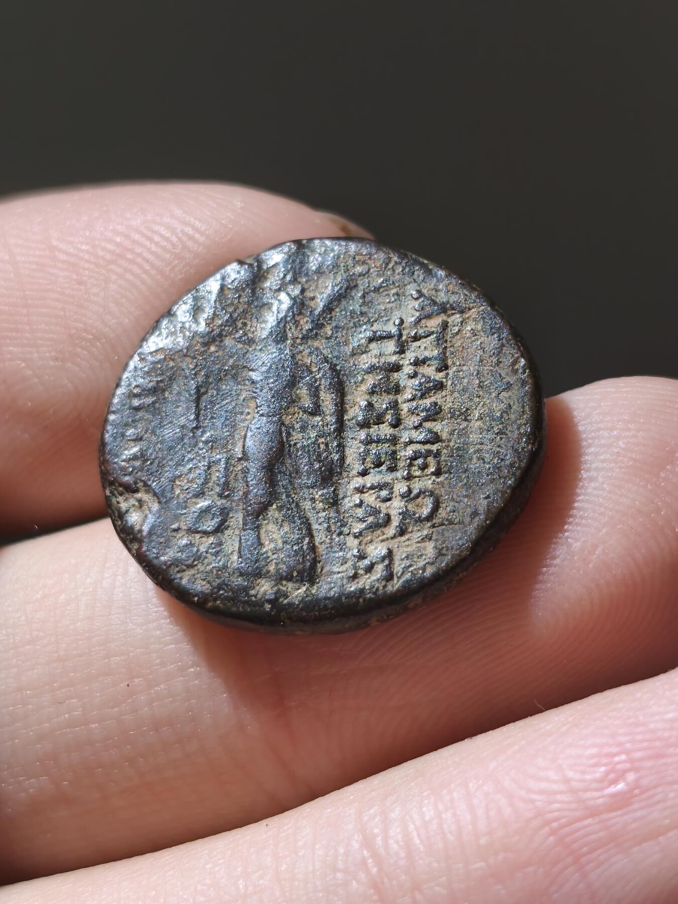 星盘世界钱币八月十六日古典币精品专场，本场全部老孙严选精品 美品！叙利亚名城阿帕米亚铜币 正面雅典娜背面胜利女神 铭文特别清晰 曾经上过央视的币 希腊化末期前1世纪，风格非常优美