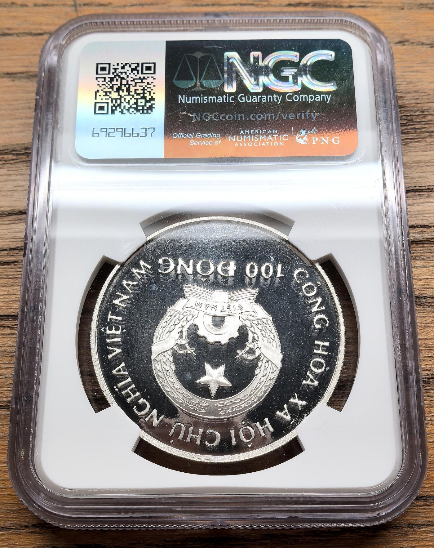 凡希社世界钱币微拍第三百零九期 1988越南龙舟100D银币精铸NGC-PF68UC，小字100版。