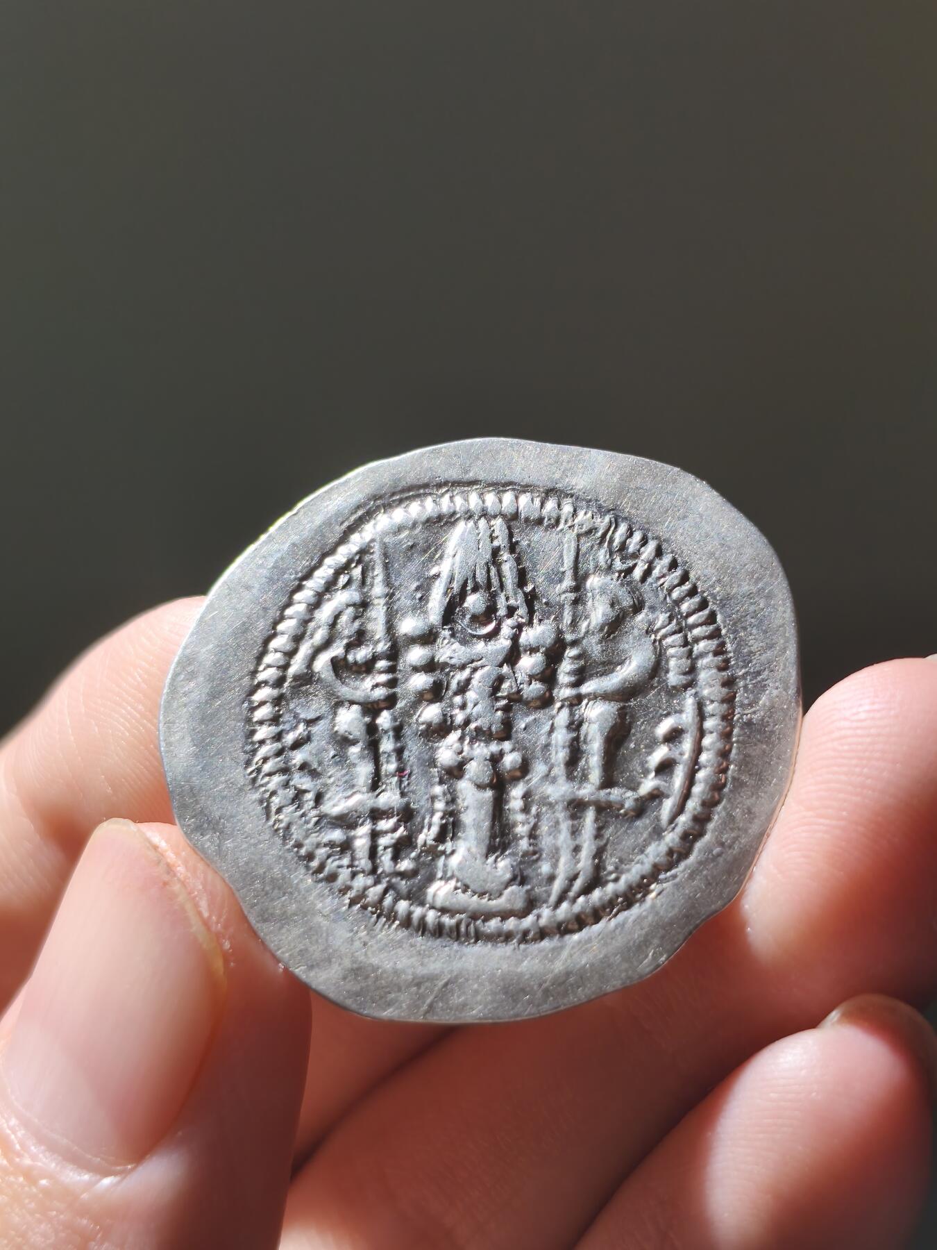 星盘世界钱币八月十六日古典币精品专场，本场全部老孙严选精品 萨珊帝国瓦赫兰五世银币品相十分漂亮，这一枚光度特别好，我认为非常优美的光泽，而且难得的是，这一枚大小达到了30毫米