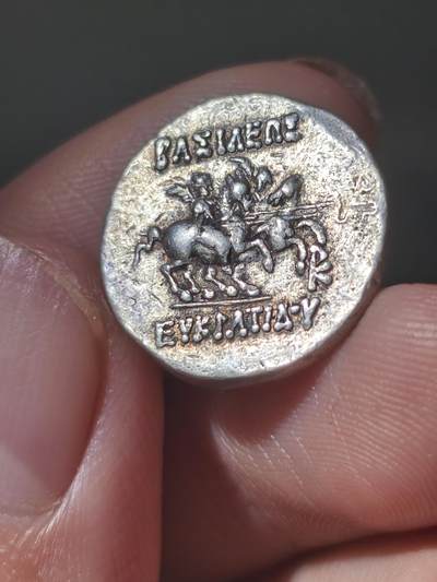 罕见！极品！底板光度十分漂亮的一枚巴克特里亚王国欧克拉提德斯银币，注意，这不是四德拉克马，而是非常罕见的一德拉克马银币，而且这一枚的头像风格十分优美，底板细腻光洁，极其精美，近乎纪念章的工艺，底板几乎是镜面的反光非常强烈