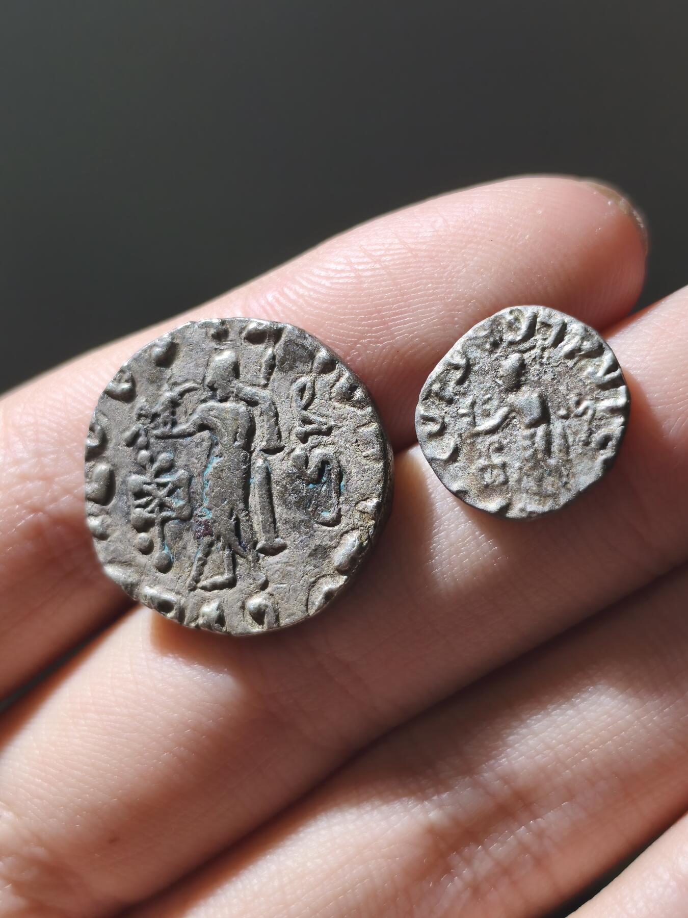 星盘世界钱币八月十六日古典币精品专场，本场全部老孙严选精品 极品！印度斯基泰王朝阿泽斯二世四德拉克马和一德拉克马银币一对，这两位是老孙自藏精品，品相十分优良，高点磨损不大，底板雕刻痕清晰可见，铭文清晰，厂标明确，马鞍上的纹路都清晰可见