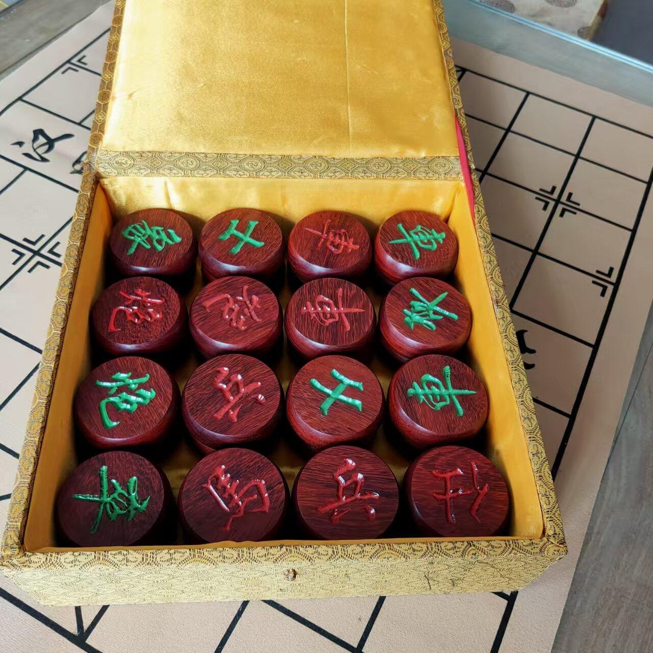 定制款特大红木象棋，单个直径达到7cm，棋盘也是定制的，保真红木老料，厚重不开裂。