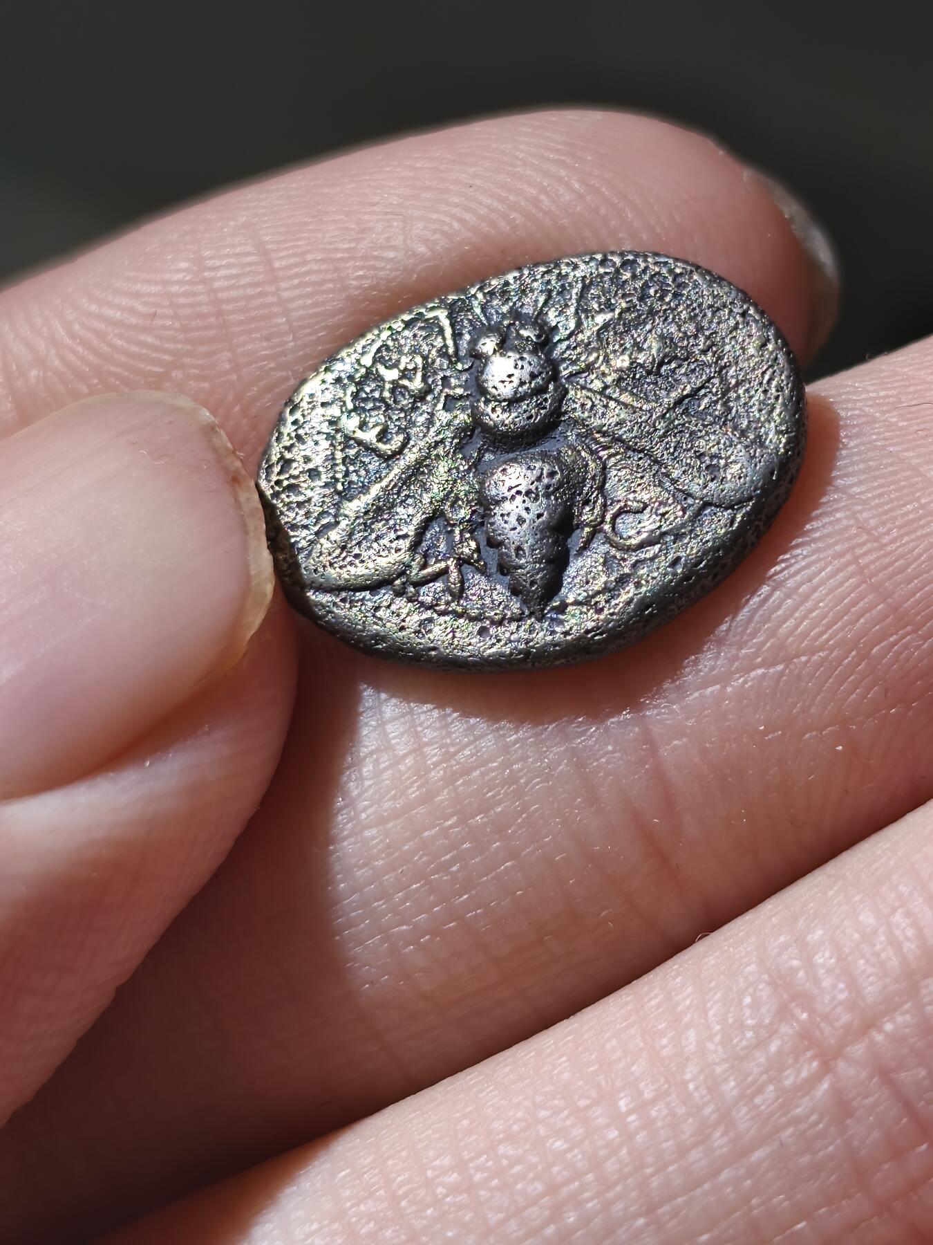 星盘世界钱币八月十六日古典币精品专场，本场全部老孙严选精品 古希腊小蜜蜂银币爱奥尼亚以弗所城。约公元前500-420年铸造。古风版1德拉克马？(银质，16毫米，3.02克)。正面字母意思爱奥尼亚和以弗所。铸造精良极为罕见打制极其完美。