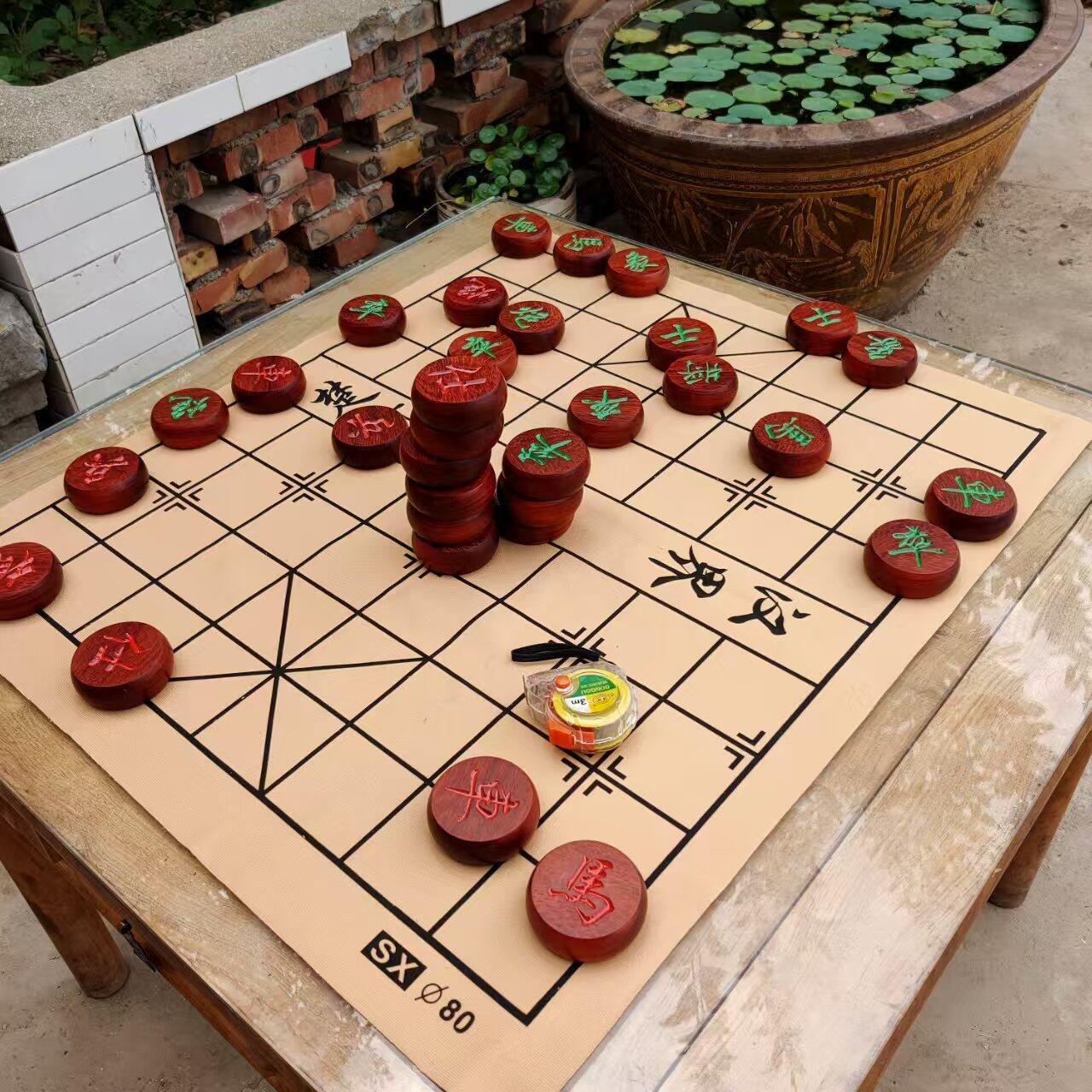 定制款特大红木象棋，单个直径达到7cm，棋盘也是定制的，保真红木老料，厚重不开裂。